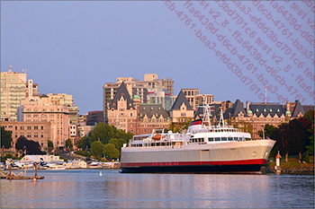 Une navette de BC Ferries amarrée dans le port de Vancouver